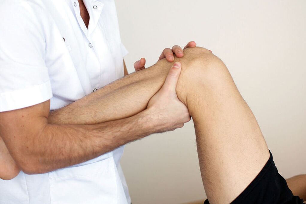 médico examinando um joelho com artrose