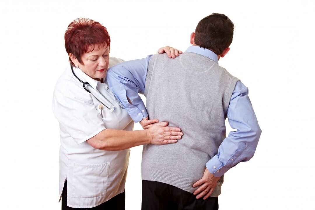 médico examinando um paciente com dor nas costas