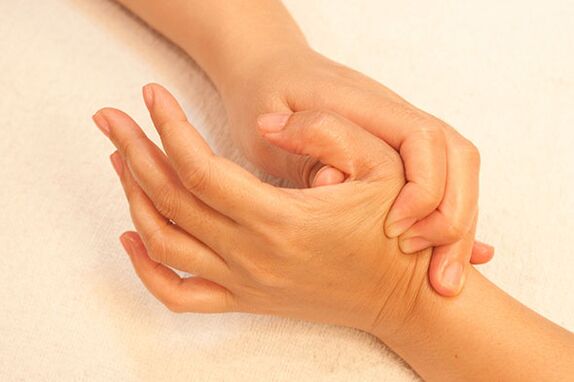 As articulações dos dedos podem ser massageadas para aliviar os sintomas. 
