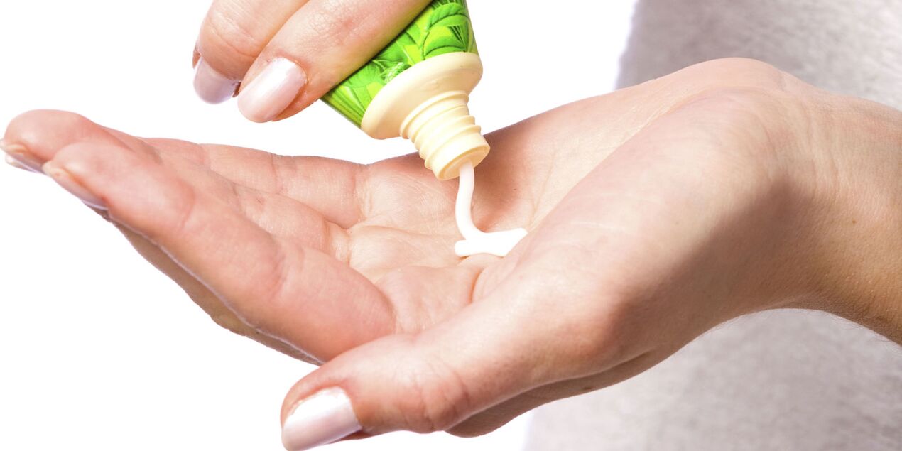 Pomadas anti-inflamatórias são usadas para aliviar a dor nas articulações dos dedos. 