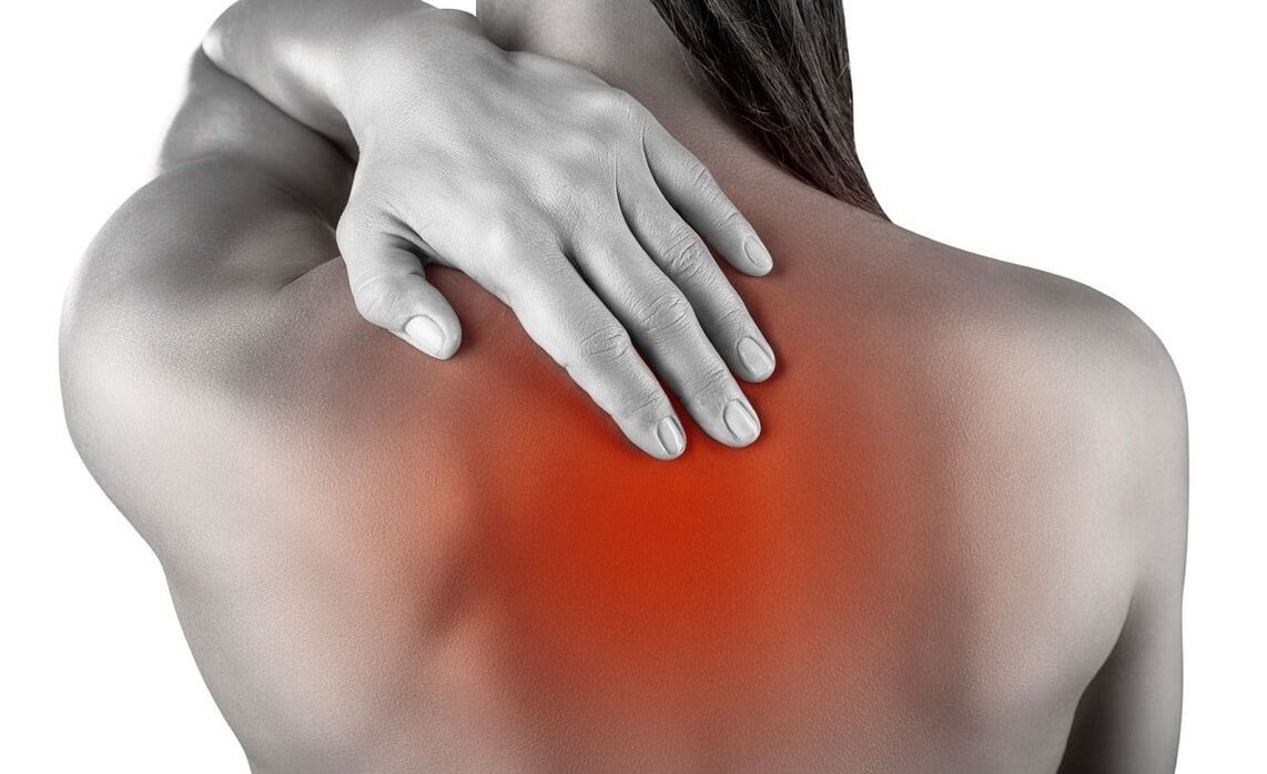 A localização da dor nas costas é característica da osteocondrose da coluna torácica