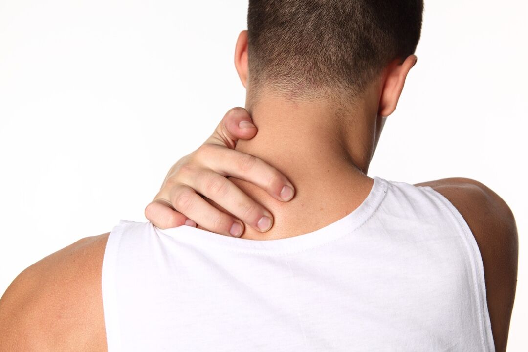 A osteocondrose cervical é acompanhada de desconforto e dor no pescoço