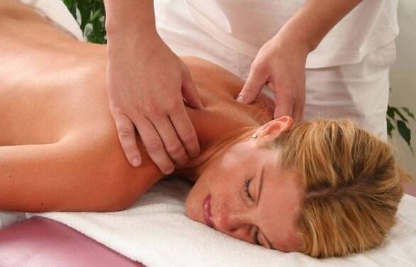 Massagem da coluna cervical com osteocondrose